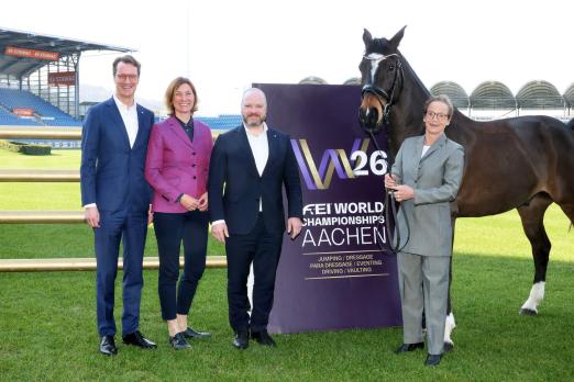 Foto: Große Vorfreude herrscht bei NRW-Ministerpräsident Hendrik Wüst, ALRV-Präsidentin Stefanie Peters, Aachens Oberbürgermeister Michael Ziemons und Reitsport-Ikone Isabell Werth auf die FEI World Championships Aachen 2026 – ebenso wie Begeisterung für die Idee, dass im Allianz Park Olympische und Paralympische Reitwettbewerbe stattfinden könnten - Fotograf: ALRV/Andreas Steindl