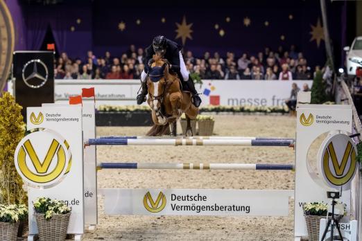 Foto: Der erst 22-jährige Guido Klatte jun. und sein Fuchs Quinghai gewannen der Großen Preis von Hessen - Preis der Deutschen Vermögensberatung AG - Fotograf: Stefan Lafrentz