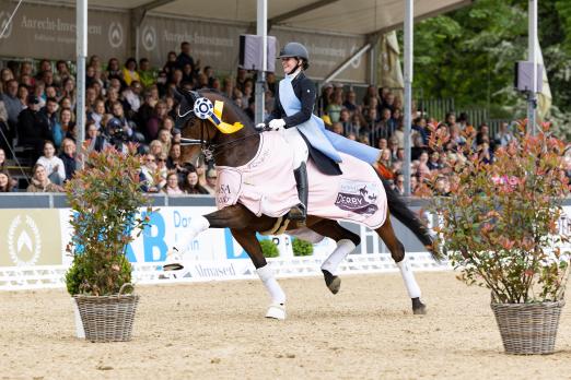 Foto: Die Derby-Siegerin der U25 Reiter - Lea-Sophie Klein mit Be Happy - Fotograf: Reitsport-Hellmann