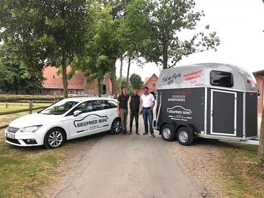 Foto: Siegfried Buhl (re.) übergab den Sonderpreis für den erfolgreichsten Reiter beim Fest der Pferde schon mal an die Turniermacher Sören und Nicolas Pedersen - Fotograf: Pedersen