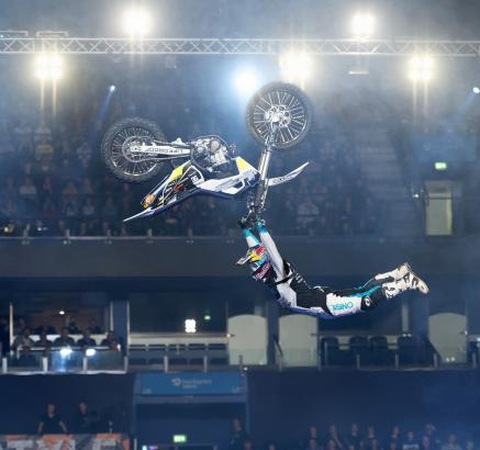Foto: Hohe Sprünge sind auch am Donnerstagabend bei der Straub-Opening-Party zu sehen: Weltmeisterliches Motocross vom Feinsten! - Fotograf: Hammerevents / Night of freestyle