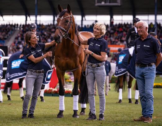 Foto: Stargast, SAP Hale Bob OLD und seine langjährige Reiterin und Besitzerin Ingrid Klimke, seine Pflegerin Carmen Thiemann und den ehemaligen Bundestrainer der Vielseitigkeitsreiter, Hans Melzer - Fotograf: CHIO Aachen/Jil Haak