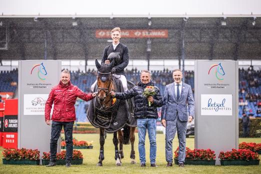 Foto: Sieger Hannes Ahlmann mit Peter Teeuwen, Nachwuchstrainer Springen (l.), Holger Hetzel und Dr. Thomas Förl, Aufsichtsratsmitglied des ALRV (r.) - Fotograf: CHIO Aachen/Franziska Sack 