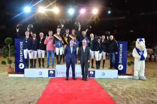 Foto: Die siegreichen Teams und die Gratulanten Knud Maywald (Öffentliche Versicherung Braunschweig) und Dr. Harald Hohmann (Vizepräsident der Deutschen Reiterlichen Vereinigung) - Fotograf: Foto-Design gr. Feldhaus 