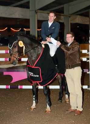 Foto: Felix Hassmann mit seinem Pferd Horse Gym´s Kira und Christoph Johanning-Möllerhaus als Vertreter für die German Horse Pellets GmbH - Fotograf: Foto Rüchel 