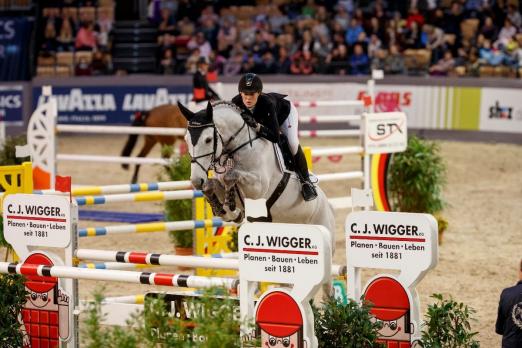 Foto: Hat sich mit Büttner`s Minimax für das Championat der Pferdestadt Neumünster bei den VR CLASSICS qualifiziert: Janne Friederike Meyer-Zimmermann - Fotograf: Stefan Lafrentz