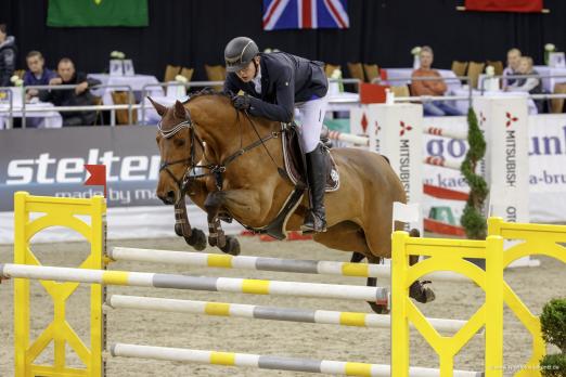 Foto: Max Haunhorst mit Chaccara in Oldenburg. Der 17-jährige gewann die EY-Cup-Qualifikation zum Finale - Fotograf: Stefan Lafrentz