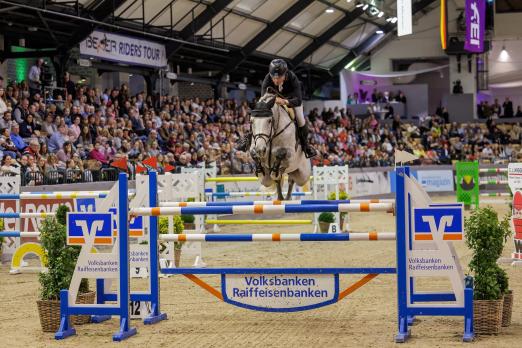 Foto: Heimsieg’ für einen Schweden - Der in Schleswig-Holstein beheimatete Rolf-Göran Bengtsson sprang mit Zuccero im Großen Preis der Volksbanken Raiffeisenbanken 2023 der Konkurrenz davon - Fotograf: Sportfotos-Lafrentz.de