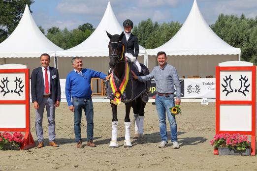 Foto: (v.l.n.r.) Tobias Böhm, Trakehner-Turniersport-Gemeinschaft e.V., Pferdebesitzer Helmar Bescht, die Trakehner Championesse der fünfjährigen Dressurpferde 2022, Helene mit Vanessa Siedentopf und für das Gestüt Grafing Gestütsleiter Philipp Klingbeil - Fotograf: Sigrun Wiecha