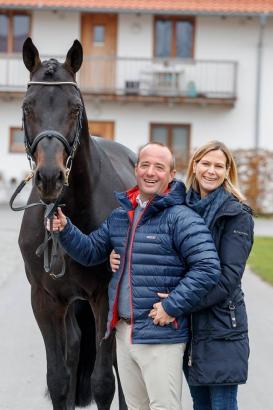 Foto: Elke & Tobias Bachl mit dem Siegerhengst Selle Francais 2013, Adzaro de L’Abbaye B