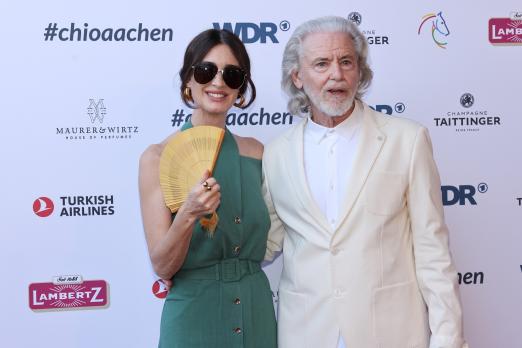 Foto: Das Foto zeigt den spanischen Hollywood-Star Paz Vega bei der Media Night mit Co-Gastgeber Hermann Bühlbecker - Fotograf: CHIO Aachen/Andreas Steindl