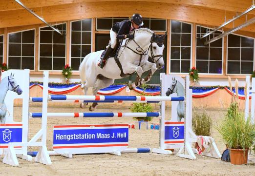 Foto: Der Holsteiner Hengst Caressini von Carento - hier mit Claudia Wähling - zählt seit dem Juni 2023 zum Hengstlot in Klein Offenseth - Fotograf: J. Bugtrup