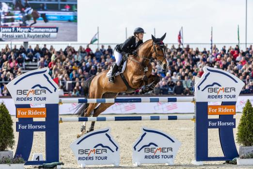Foto: Holten sich den ersten Etappensieg bei der BEMER Riders Tour 2022 - Janne Friederike Meyer und Messi van`t Ruytershof - Fotograf: Lafrentz