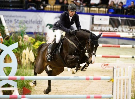 Foto: Holte sich zum zweiten Mal innerhalb von neun Jahren den Sieg im Großen Preis bei SH Holstein International - Carsten-Otto Nagel mit Cancaneur - Fotograf: Agentur Holsteinoffice