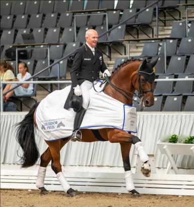 Foto: Reitmeister Hubertus Schmidt und Beryll siegten in der Einlaufprüfung des Louisdor-Preis in der Niedersachsenhalle - Fotograf: J. Fellner
