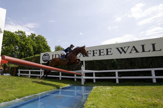 Foto: Yvonne Dude und Arko waren im vergangenen Jahr siegreich im Amateur-Spring-Derby unterstützt von SPOOKS · Fotograf: Sportfotos-Lafrentz