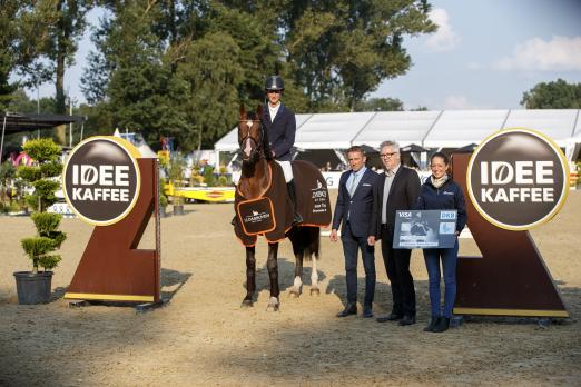 Foto: J.J.Darboven Trainee Cup Gewinner Reto Weishaupt nimmt die Gratulation von Markus Scharmann (FN-Abteilung Ausbildung) und Rainer Kämmerling (Verkaufsleiter Nordhessen und Niedersachsen J.J.Darboven) entgegen - Fotograf: Sportfotos-Lafrentz