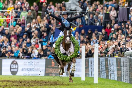 Foto: Derby-Siegerin Cassandra Orschel und Dacara E starten bei der OWL Challenge auf dem Schützenplatz - Fotograf: Sportfotos-Lafrentz.de 