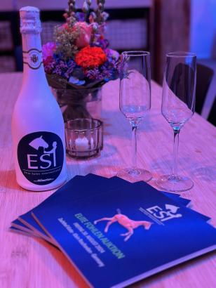 Foto: Der Sekt steht bereit - Fotograf: ESI Elite Fohlenauktion