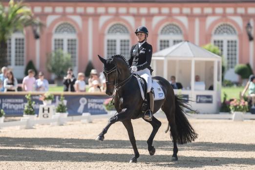 Foto: Macht seinem Namen alle Ehre - Freudentänzer unter Ingrid Klimke gewinnen den Grand Prix für Nachwuchspferde und qualifizieren sich für das Finale im Louisdor-Preis in Frankfurt - Fotograf: TomsPic