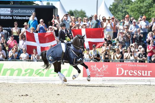 In Verden 2015 WM-Gold gewonnen - der sechs Jahre alte Sezuan und die aktuelle Mannschafts-Olympiasiegerin Dorothee Schneider - Fotograf: Archiv/ Karl-Heinz Frieler