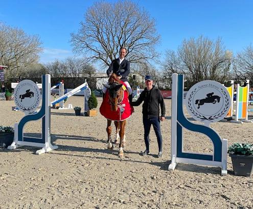 Foto: Große Tour mit Sieg gestartet: Lars Bak Andersen mit Carl-Heinz B und Gratulant Benjamin Welsing, der das CSE Ehlersdorf unterstützt - Fotograf: MH