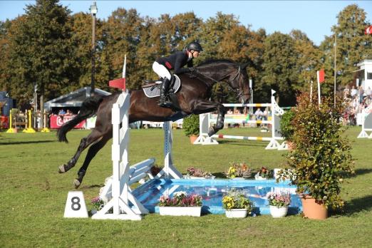 Foto: Inga Czwalina aus Fehmarn flog mit Cezanne zum Landesmeistertitel im Springen in Bad Segeberg beim 71. Landesturnier - Fotograf: Tierfotografie Huber