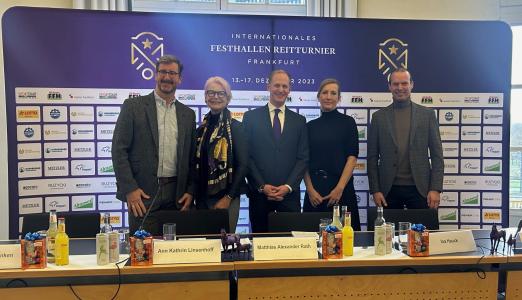 Foto: Auftakt zum 50. Geburtstag des IFRF mit (v.l.) Dr. Andreas Franken (DVAG), Ann Kathrin Linsenhoff und Matthias Alexander Rath (Veranstalter), Ina Hauck (Stadträtin) und Thomas Wagner (Dressurreiter) - Fotograf: Veranstalter