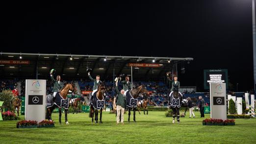 Foto: Die siegreiche irische Mannschaft nach dem Mercedes-Benz Nationenpreis beim CHIO Aachen 2024 - Fotograf: CHIO Aachen/Jasmin Metzner