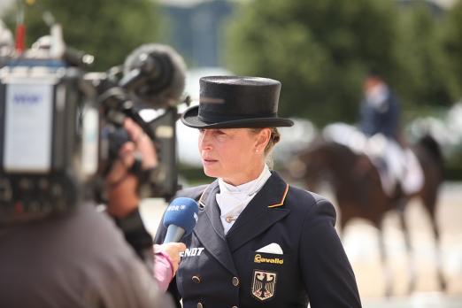 Foto: Isabell Werth im Gespräch mit dem WDR - Fotograf: CHIO Aachen/ Michael Strauch