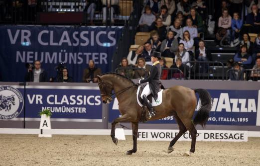 Foto: Isabell Werth und Don Johnson holten mit über 82 Prozent den Sieg in der Weltcup-Kür, die von der VR Bank Neumünster präsentiert wurde - Fotograf: Stefan Lafrentz