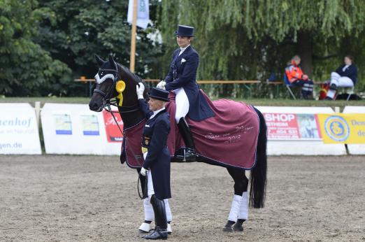 Foto: Isabelle Sundag mit Long Drink bei der Siegerehrung - Fotograf: Jan Raumann