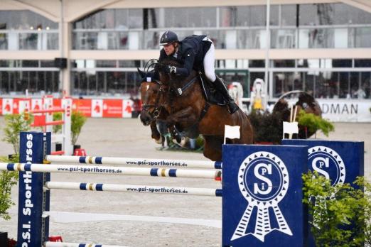 Foto: Jan Andre Schulze Niehaus und Fitch, Sieger der Preis der Familie Müter - Finalqualifikation zu Deutschlands U25 Springpokal der Stiftung der Deutsche Spitzenpferdesport - Fotograf: Foto Rüchel