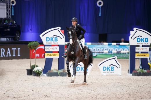 Foto: Aktuell Zweite der DKB-Riders Tour ist Janne Friederike Meyer-Zimmermann - hier mit Chuck. Sie kann Christian Ahlmann den Sieg in der Serie noch streitig machen - Fotograf: Stefan Lafrentz