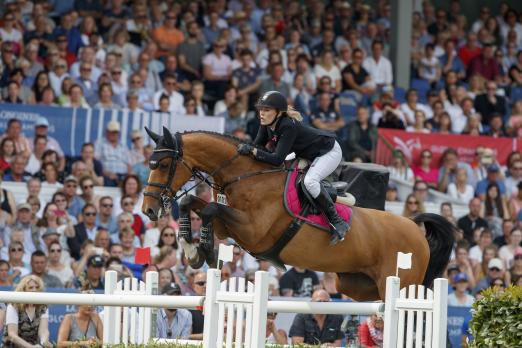 Foto: Janne Friederike Meyer-Zimmermnann kommt nach Berlin als Botschafterin für Pink Ribbon, der Organisation zur Brustkrebs-Früherkennung - Fotograf: Sportfotos-Lafrentz
