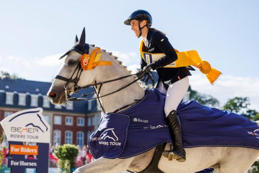 Foto: Janne Friederike Meyer-Zimmermann mit ihrem Schimmel - jetzt auf Rang zwei in der BEMER Riders Tour - Fotograf: Stefan Lafrentz