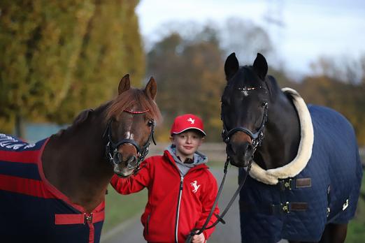 Foto: Jeremy Hein mit seinen beiden Ponys - Fotograf: Vivian Heitmann 