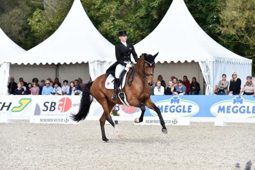 Foto: Jessica von Bredow-Werndl und Zaire-E in Donaueschingen - 2020 ist die Dressur nur mit weitaus weniger Zuschauern möglich - Fotograf: Karl-Heinz Frieler