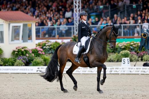 Foto: Auf dem Weg zum fünften Gold 2021 - Jessica von Bredow-Werndl und TSF Dalera BB, die auch in der Grand Kür bei den Europameisterschaften Gold gewann - Fotograf: Stefan Lafrentz