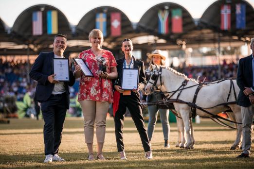 Foto: Jetzt wissen sie, wie es sich anfühlt, selber mal vor der Kamera zu stehen: Andreas Steindl, Mirka Nilkens und Andrea Rodriguez (v.l.) - Fotograf: CHIO Aachen/ Franziska Sack