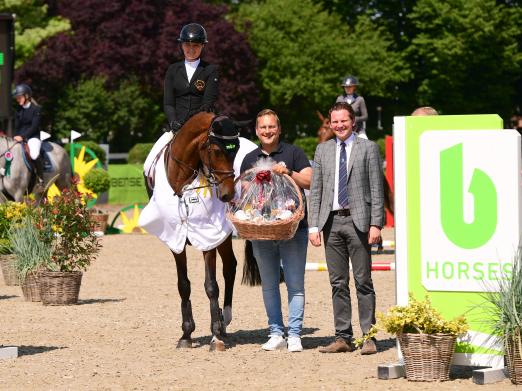 Foto: United b v. Uriko heißt die neue Holsteiner Landeschampionesse der vierjährigen Springpferde. Im Sattel saß Birgit Gärtner-Döller, Fabian Kühl (b-horses) und der Zweite Vorsitzende des Holsteiner Verbandes, Dr. Maximilian Slawinski, gratulierten - Fotograf: Janne Bugtrup