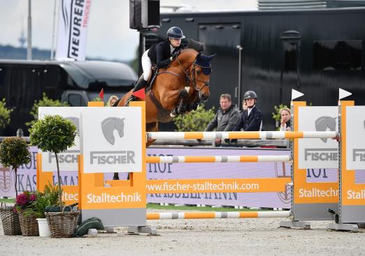 Foto: Johanna Beckmann und Cheenook siegen im CSIOY Grand Prix der Jungen Reiter, Preis von GumBits - Fotograf: © Dirk Rüchel