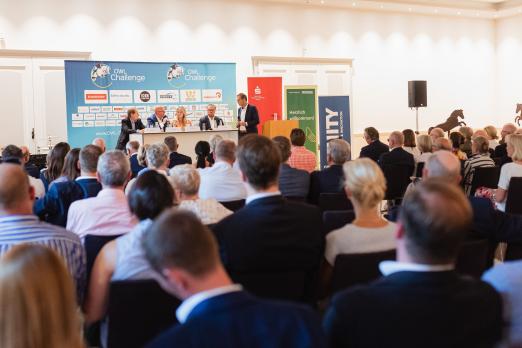Foto: Der Welcome Abend der OWL Challenge brachte im Schützenhof Sport und Wirtschaft zusammen - Fotograf: Johanna Milse