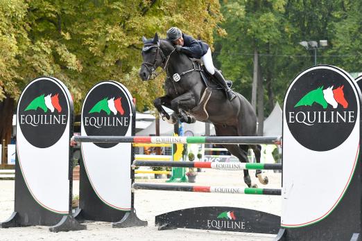 Foto: Josch Löhden gewinnt mit Van Moor die Etappe in Paderborn und übernimmt die Führung im Equiline Youngster Cup bei den Siebenjährigen - Fotograf: Karl-Heinz Frieler