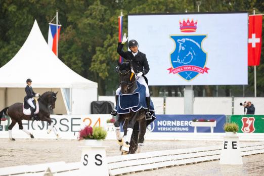 Foto: Der KWPN-Hengst Jovian setzte sich unter dem Dänen Andreas Helgstrand an die Spitze der WM-Qualifikation in Verden - Fotograf: J. Fellner