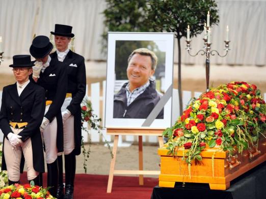 Foto: Die Trauerfeier für den verstorbenen Dressur-Bundestrainer Holger Schmezer fand in Verden statt. - Fotodraf: Ingo Wagner - dpa