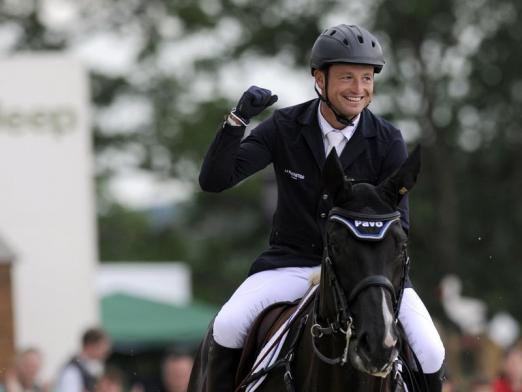 Foto: Vielseitigkeitsreiter Michael Jung feiert seinen deutschen Meistertitel. Fotograf: Alexander Körner - dpa