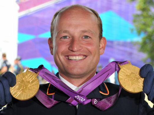 Foto: Gleich mit zwei Goldmedaillen strahlt Michael Jung um die Wette. - Fotograf: Jochen Luebke - dpa