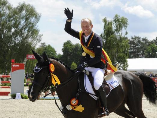 Foto: Vielseitigkeitsreiter Michael Jung feiert seinen deutschen Meistertitel. Fotograf: Alexander Körner - dpa