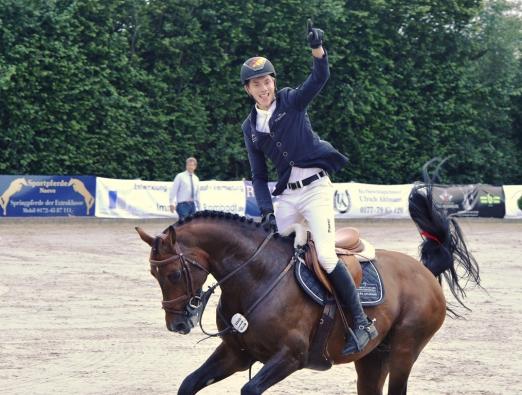 Foto: Jubelte 2020 nach dem Sieg im Großen Preis in Ehlersdorf - Hannes Ahlmann mit Nerrado - Fotograf: A. Gardemann